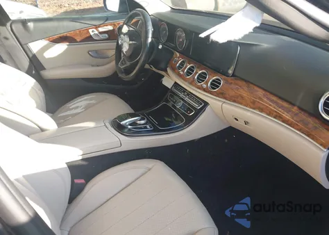 2017 Mercedes-Benz E 300 4Matic z USA, uszkodzony, nr VIN WDDZF4KB6HA114771